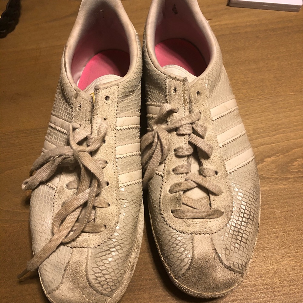 ❤️ Adidas Gazelle Tennis Sneakers with faux snakeskin embossed pattern